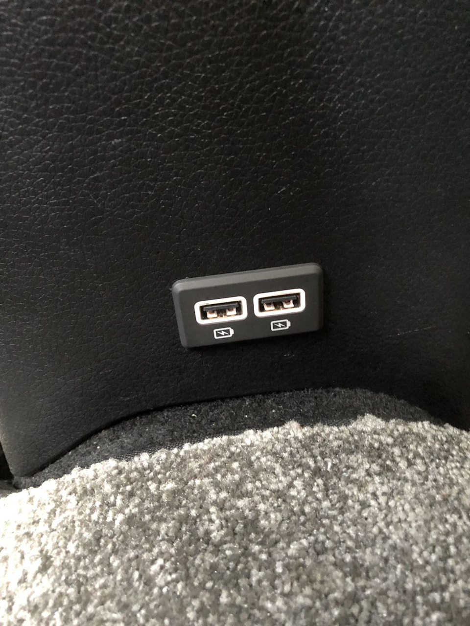 Оригінальний USB на задній ряд. 1