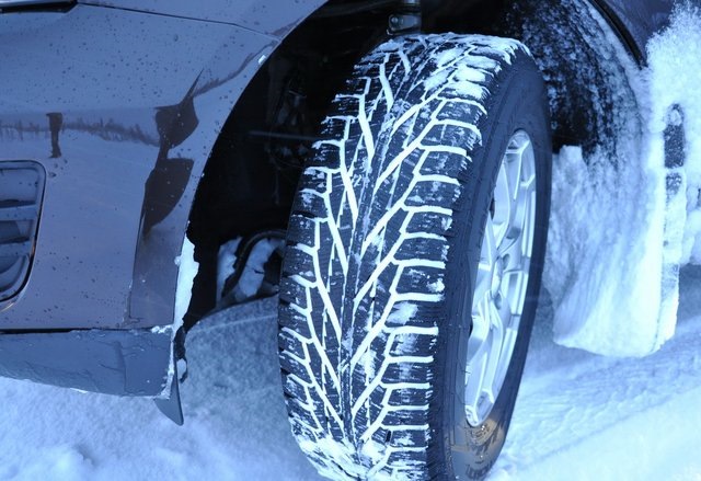Зимові шини Nokian Hakkapeliitta R2 SUV 225/70 R 16 на 16 дисках 1