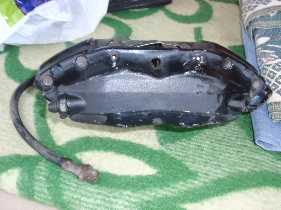 Тормоза Brembo(4 поршня).