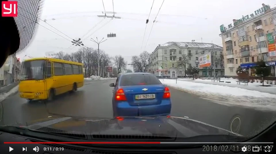 Він Дизель на синьому АвЕо
