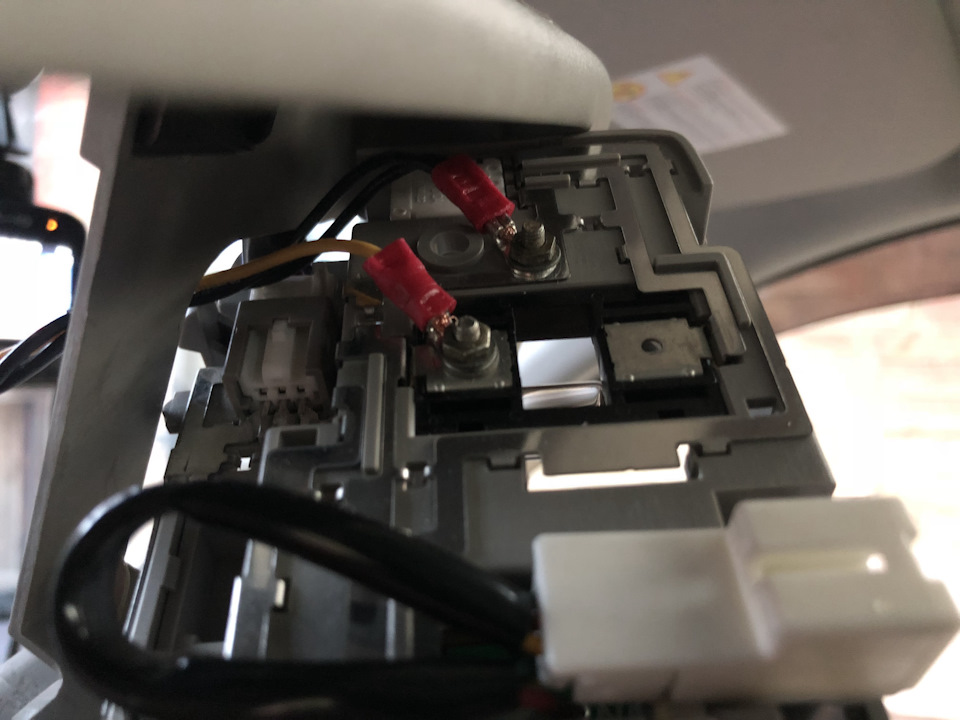 USB-порти та бездротова зарядка в консоль. Реєстратор до плафона освітлення. 2