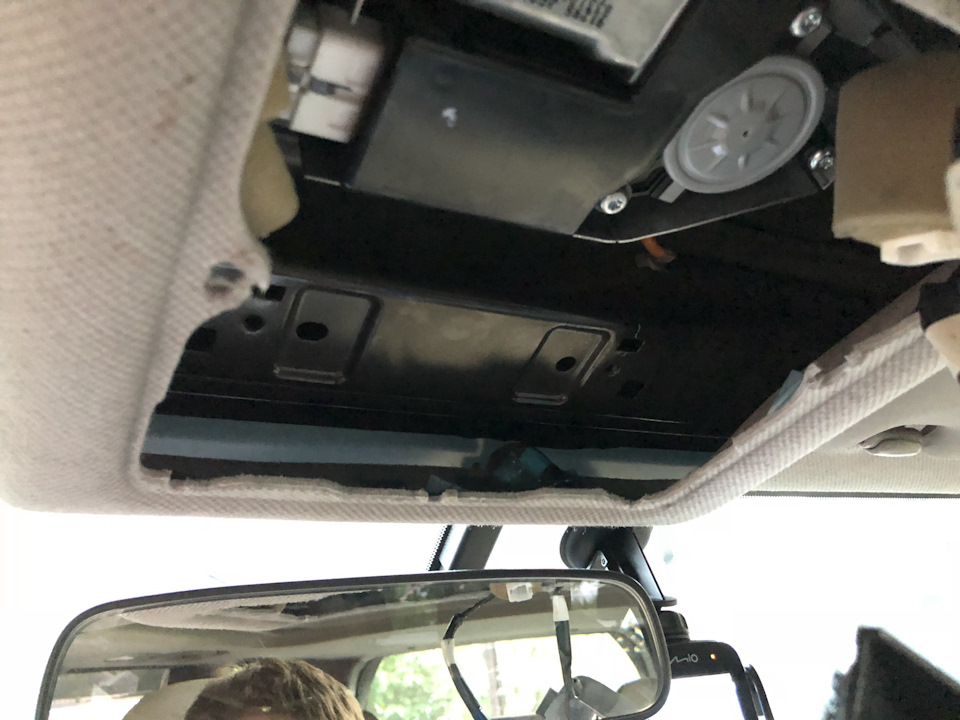 USB-порти та бездротова зарядка в консоль. Реєстратор до плафона освітлення. 1