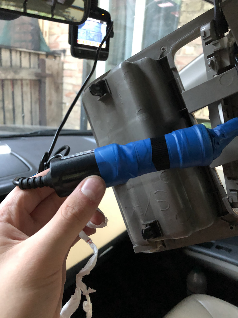 USB-порти та бездротова зарядка в консоль. Реєстратор до плафона освітлення. 3