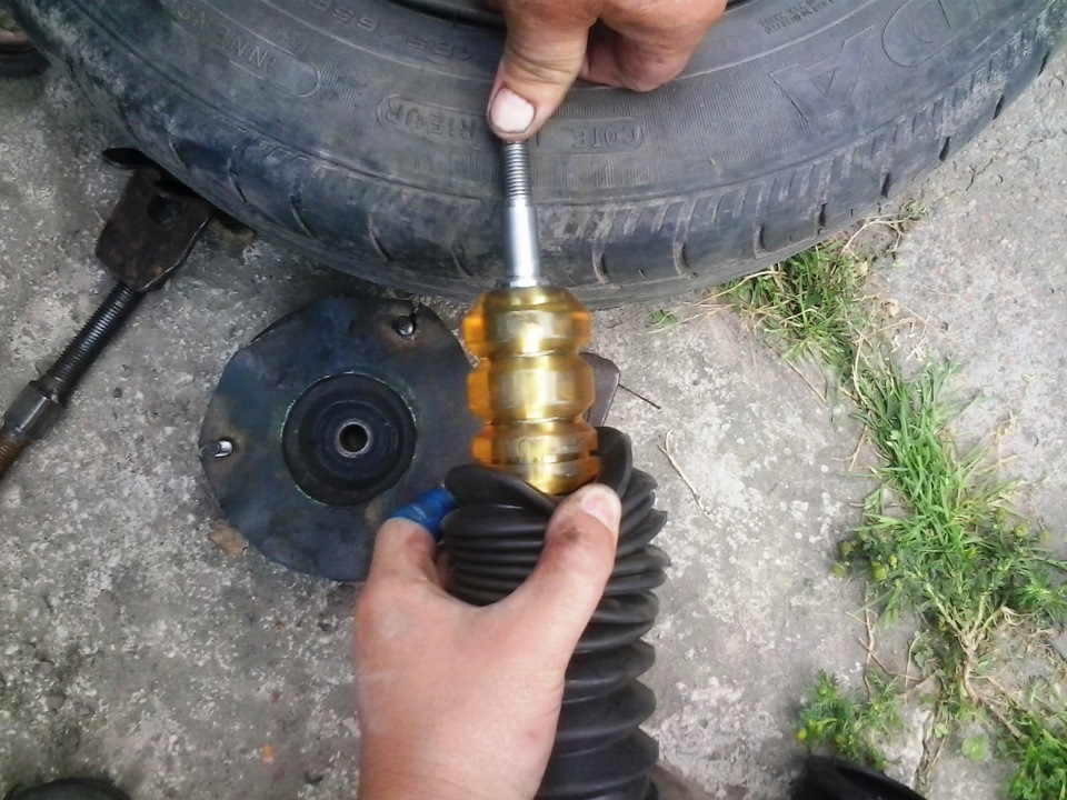 Вкладиші передніх стійок. 2