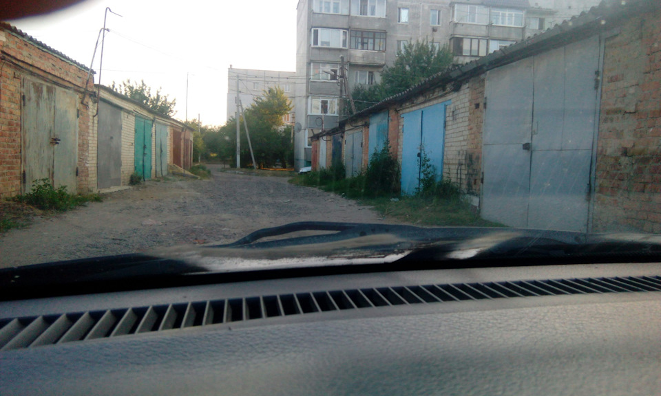 Всередині щось трохи потіє скло і волога іноді під килимком, при роботі кондея. У чому річ? 1
