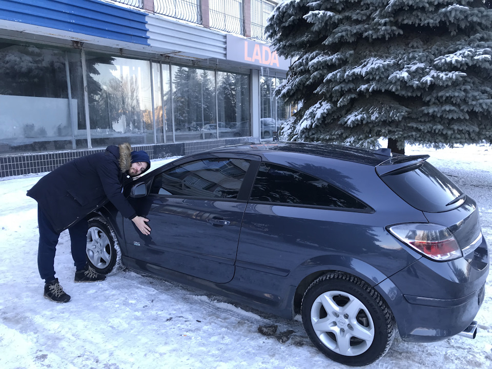 Обійняв на прощання)! 1