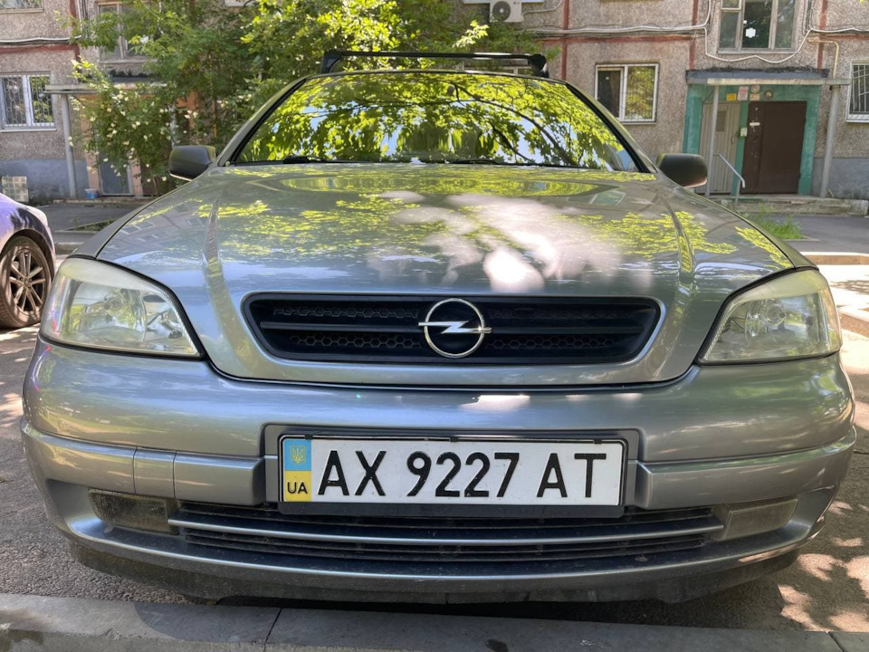 Решітка радіатора Bertone і багажник Thule на дах. 1