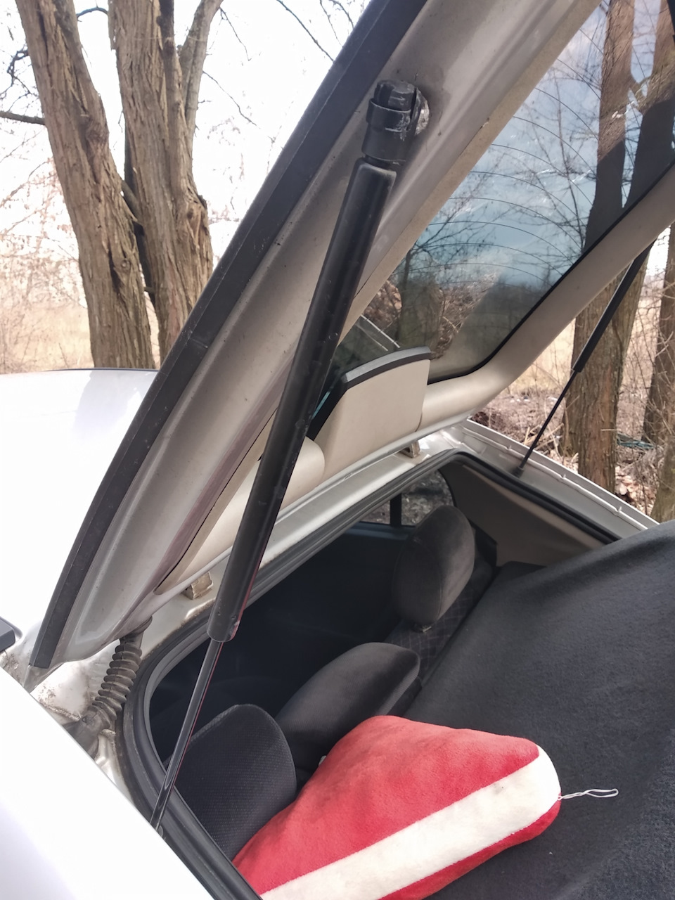 Opel Astra G, заміна газових упорів багажника 1