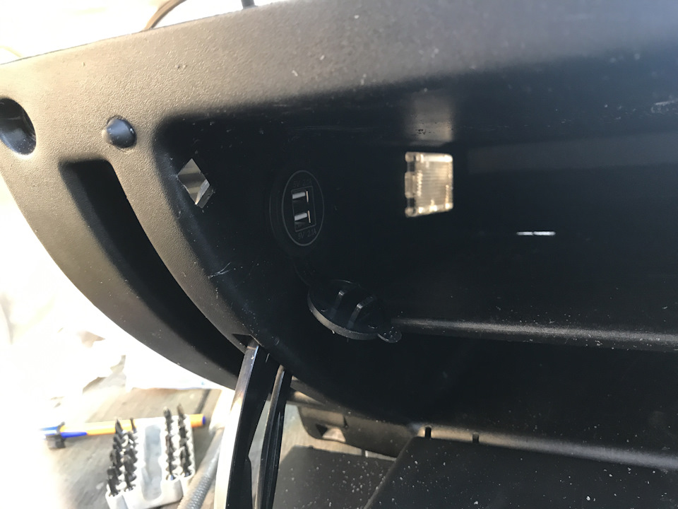 Встановлення зарядки на 2 USB в бардачок 5