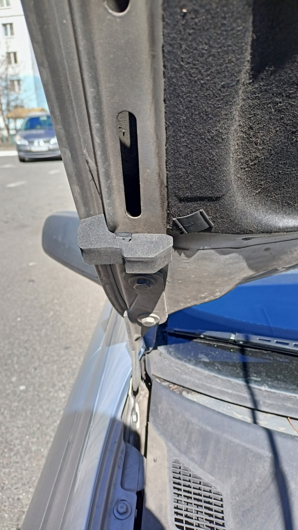 Заміна ущільнювачів капота Astra G 1.6 16V Z16XE 3