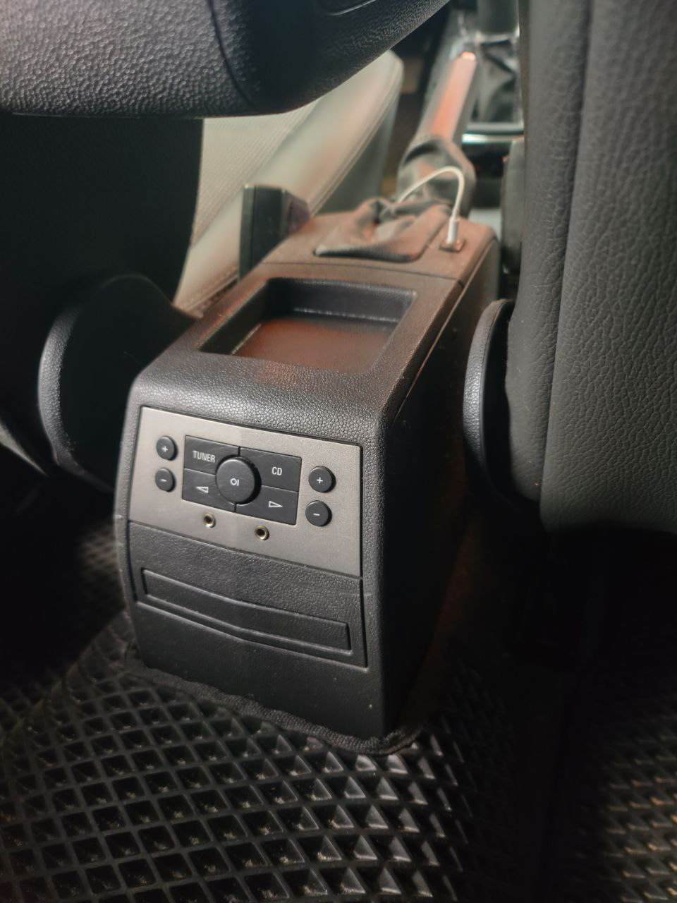 Встановлення Twin Audio для задніх пасажирів 4