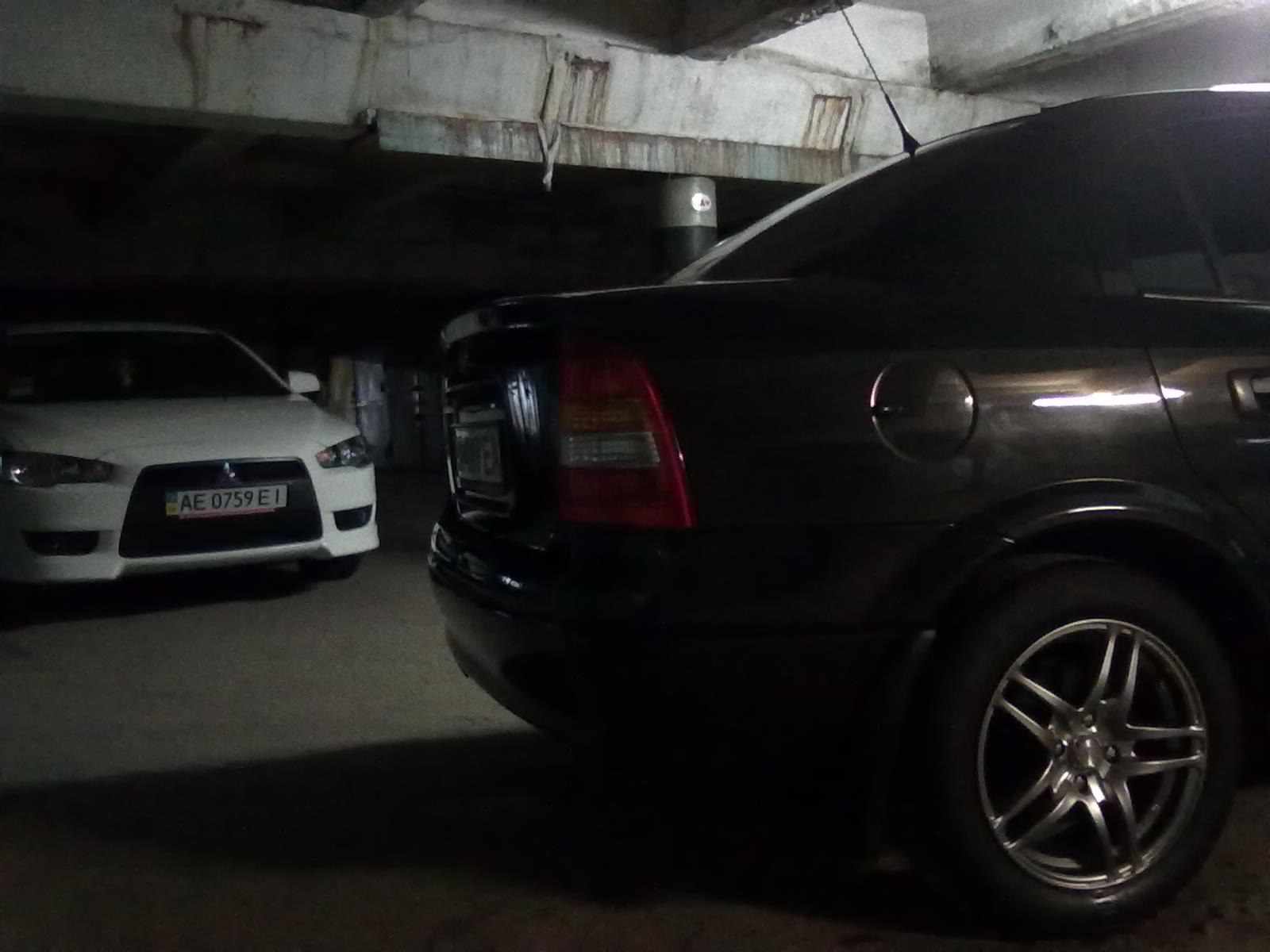 У гаражі 4