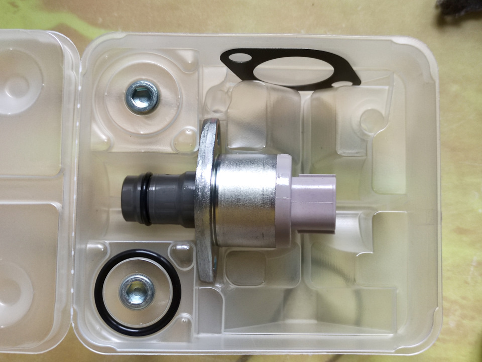 #17 Denso DCRS301110 vs Denso DCRS300260. Розпакування та порівняння двох редукційних клапанів. 4