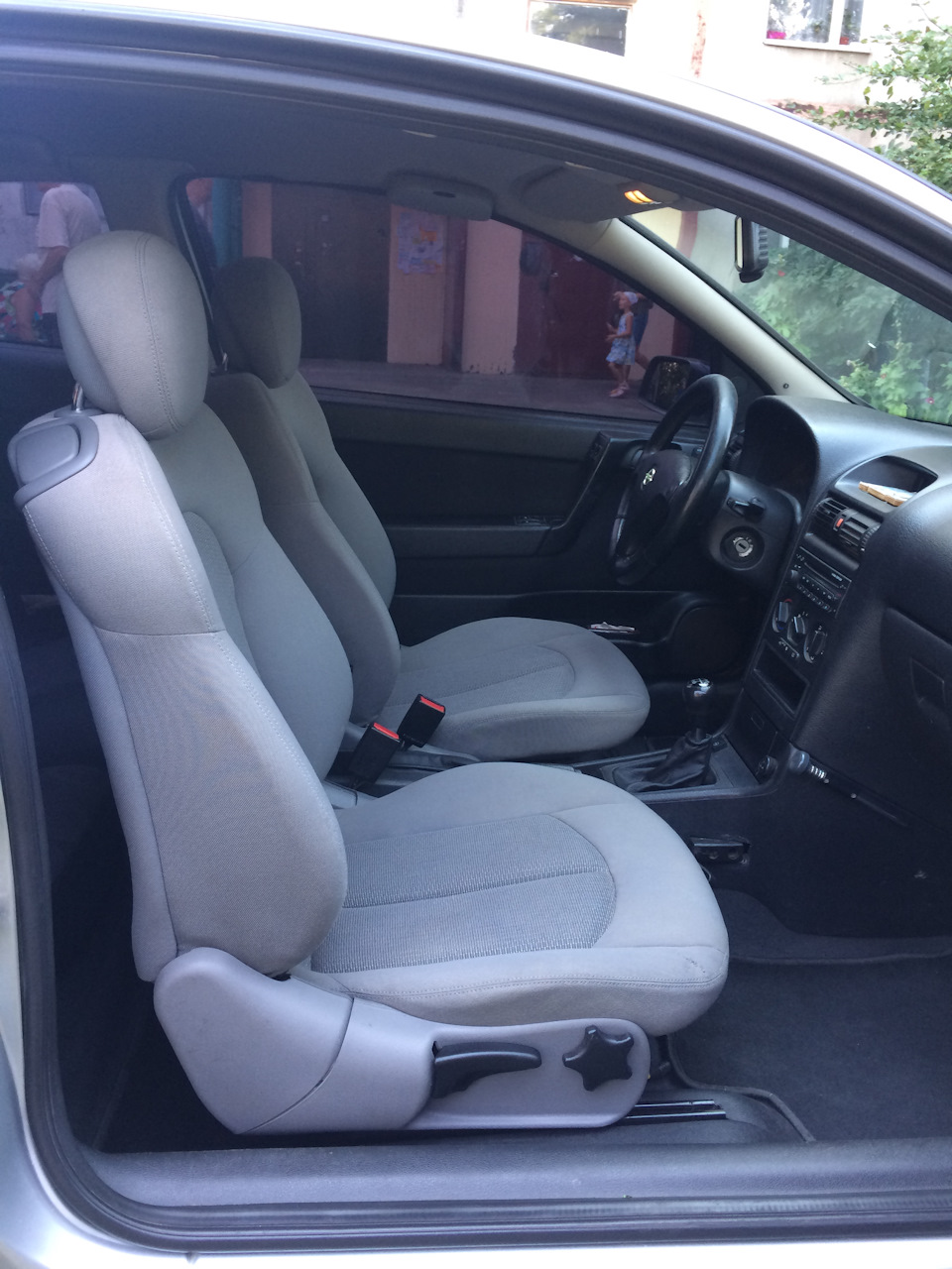 Зміна стокових сидінь Opel Astra G на сидіння від Mercedes Benz W203 Coupe. 3