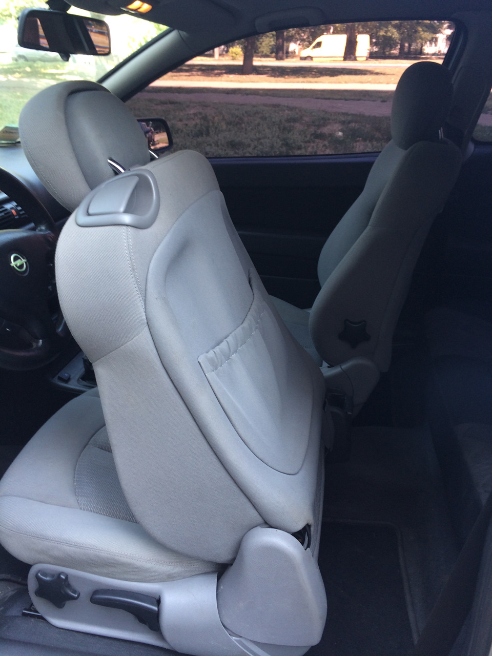 Зміна стокових сидінь Opel Astra G на сидіння від Mercedes Benz W203 Coupe. 2