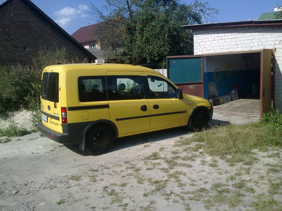 Ковпачки на машинці + наклейка 1