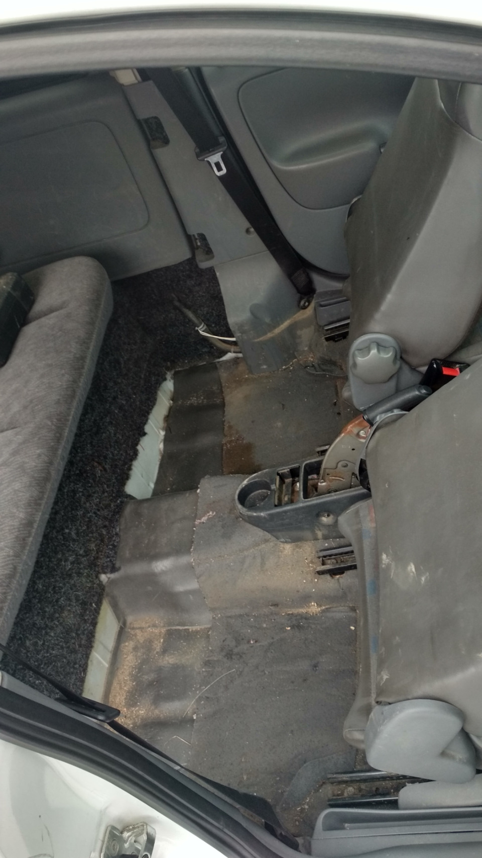 Доробляю пасажира частину #1. Opel Combo C. Видалення фальшів підлоги 5
