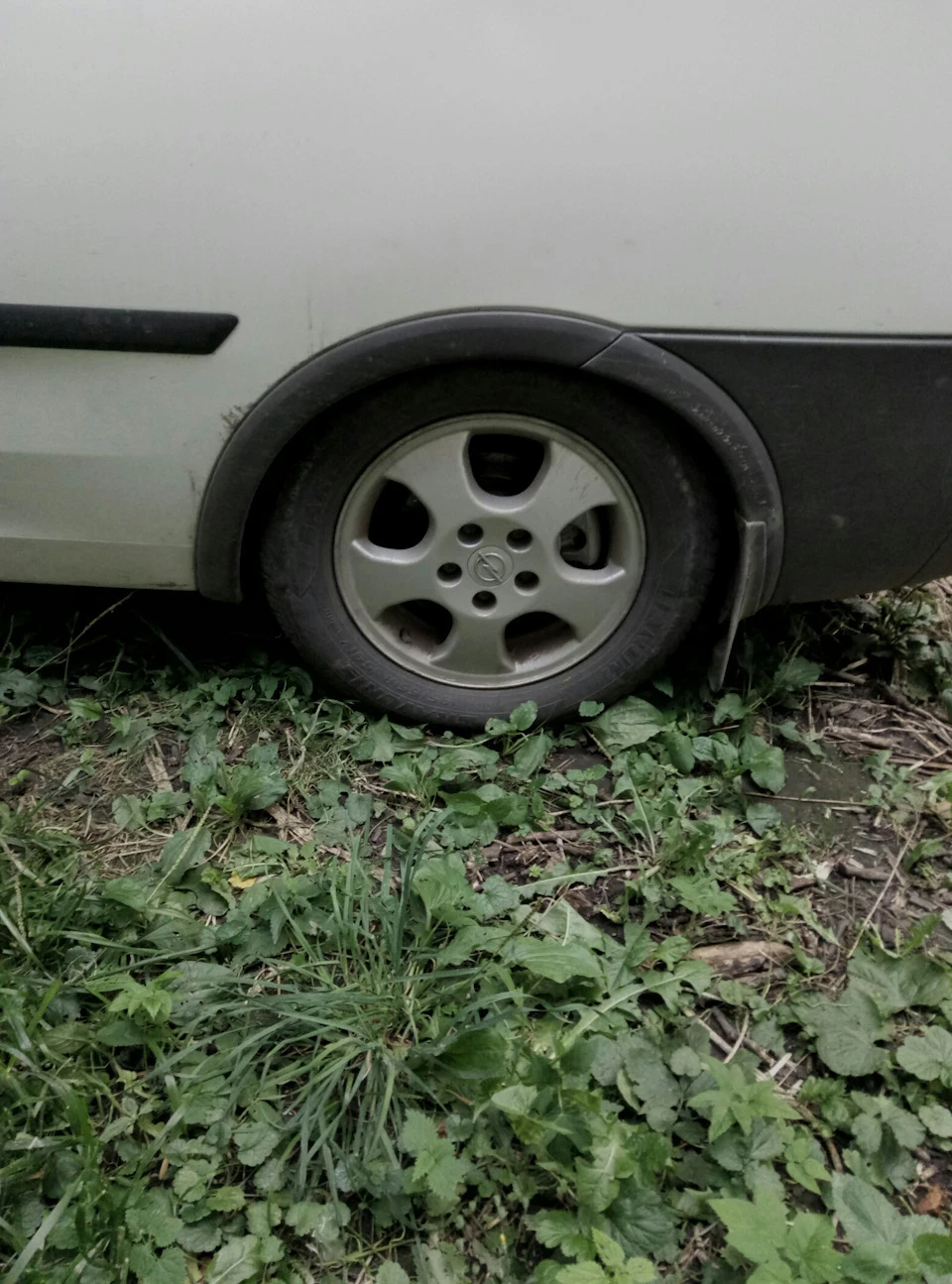 Їздили на пасіку. Комбік віз на спині 670кг + 2 пасажири.