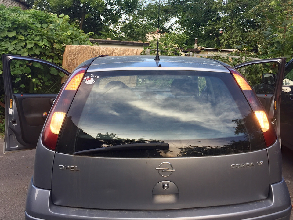 Заміна лампи заднього ходу Opel Corsa C 5