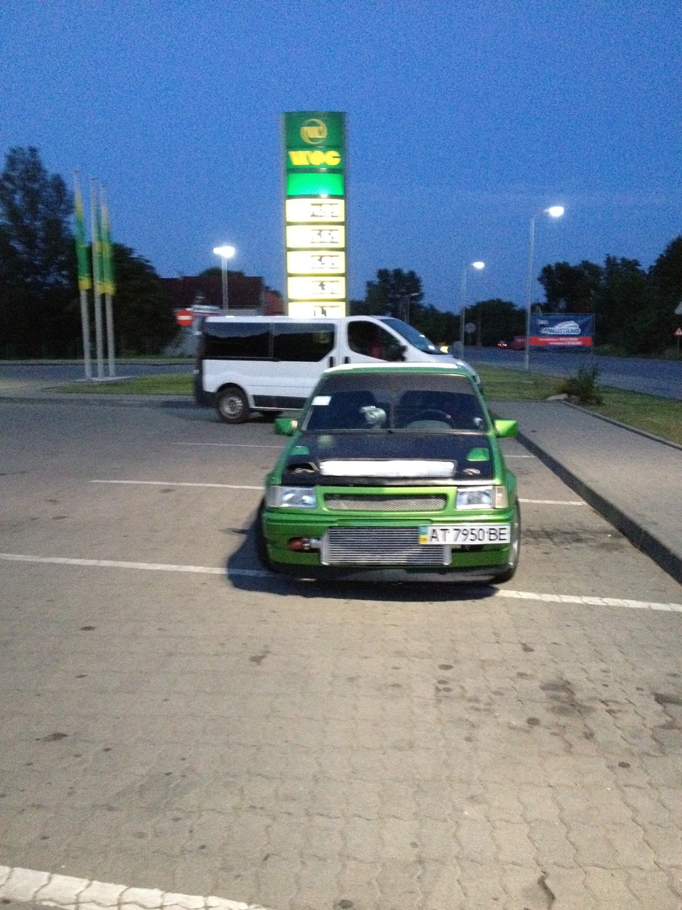 На заправці 2