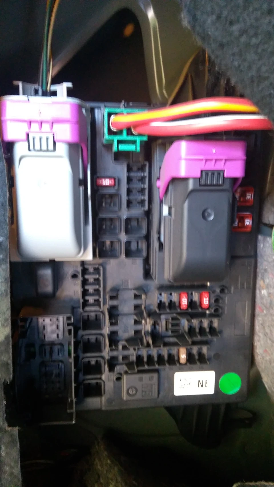 Блок запобіжників, який ліворуч у багажнику