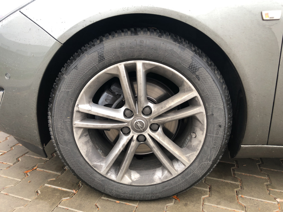 Зимова гума 225/55R18 1