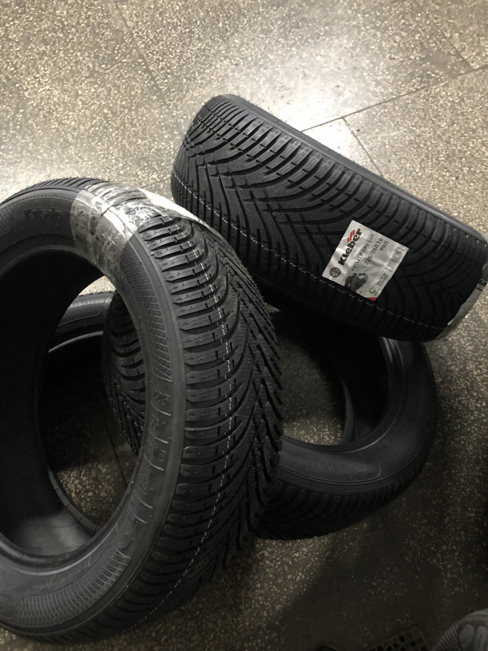 Зимова гума 225/55R18 3