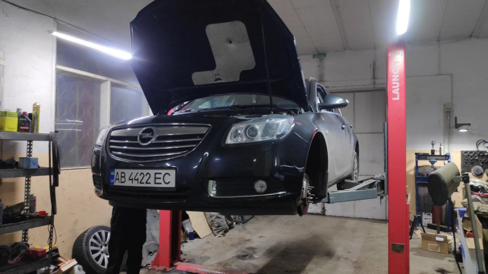 Заміна передніх опор амортизатора Opel Insignia A20NHT 3