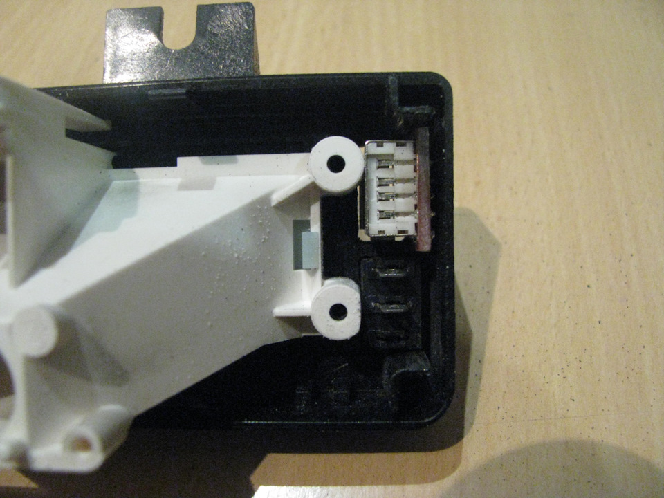 Штатна USB зарядка 3