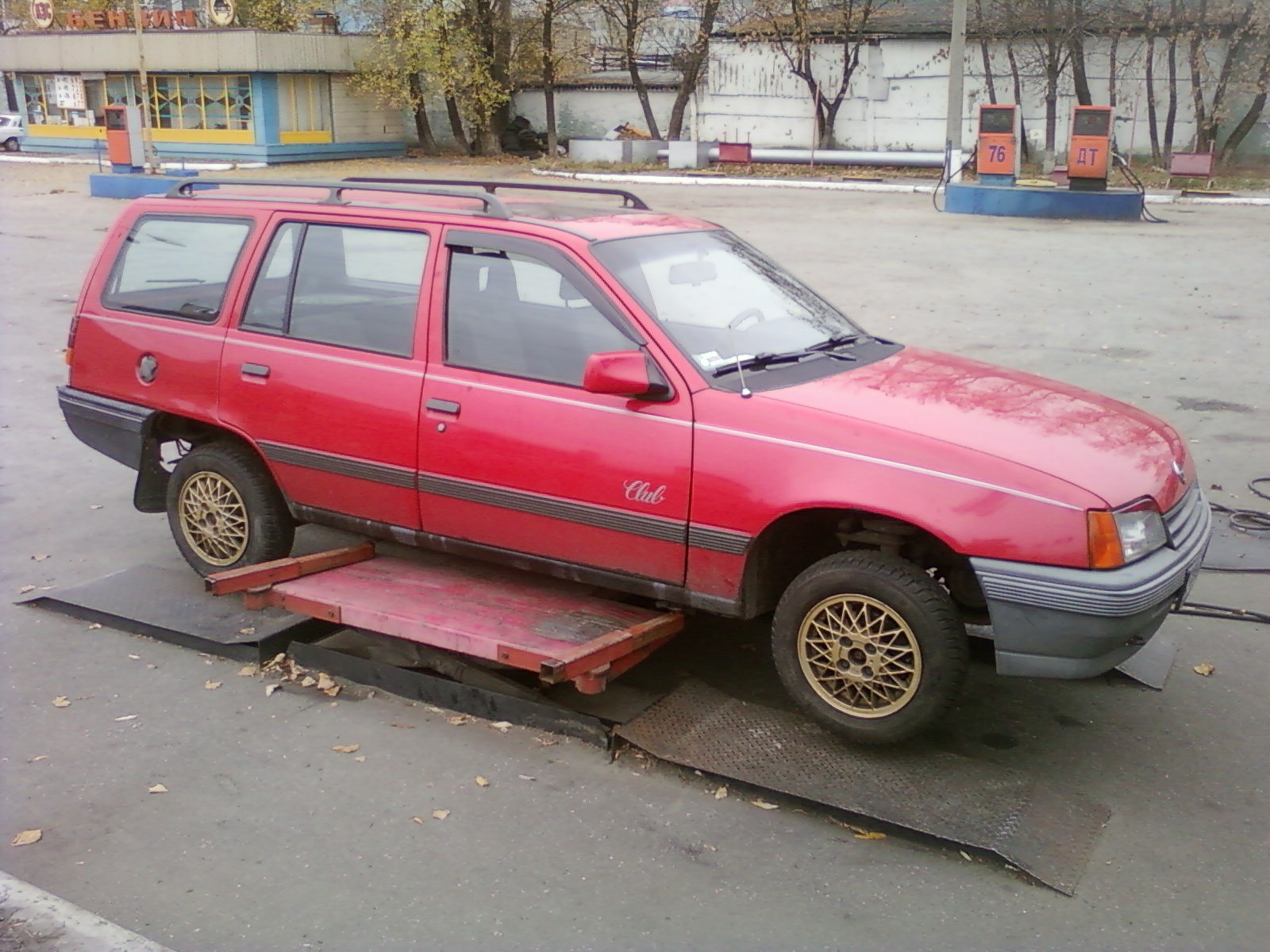 зима, взув зайчика в теплі капці 1