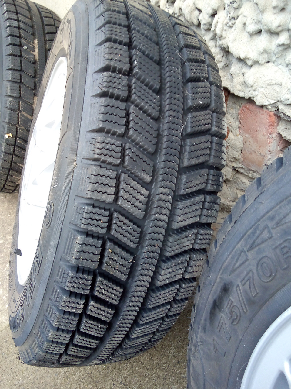 Продам диски із зимовою гумою R13 2