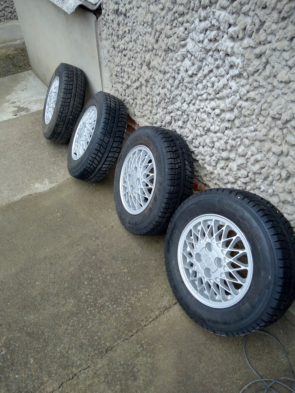 Продам диски із зимовою гумою R13 4