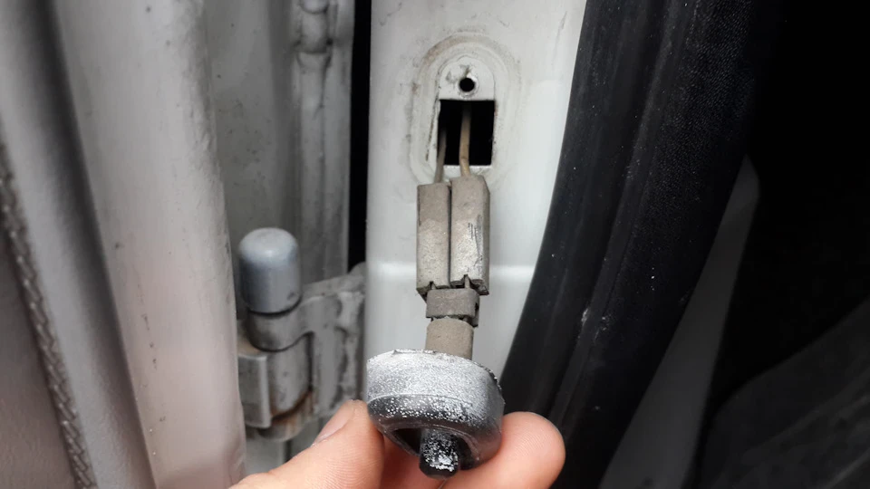 Почистив кінцевики на дверях