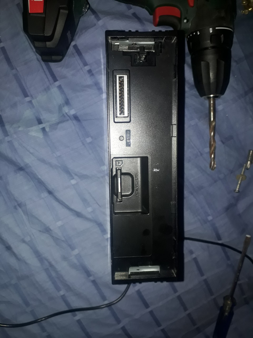 Не витягуйте тюльпани на працюючій магнітолі. Kenwood KMM-361SD 2
