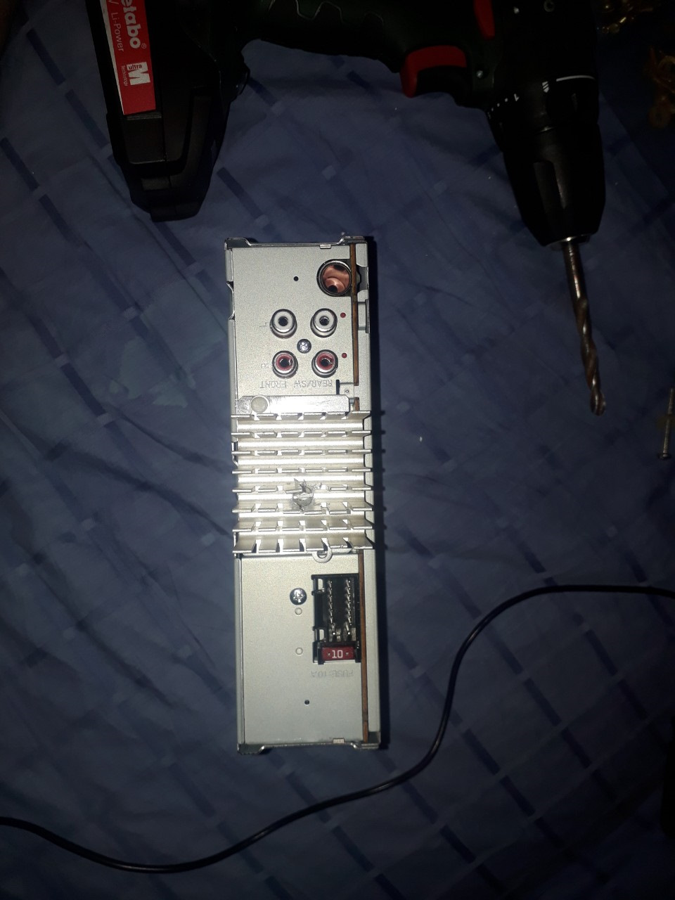 Не витягуйте тюльпани на працюючій магнітолі. Kenwood KMM-361SD 3