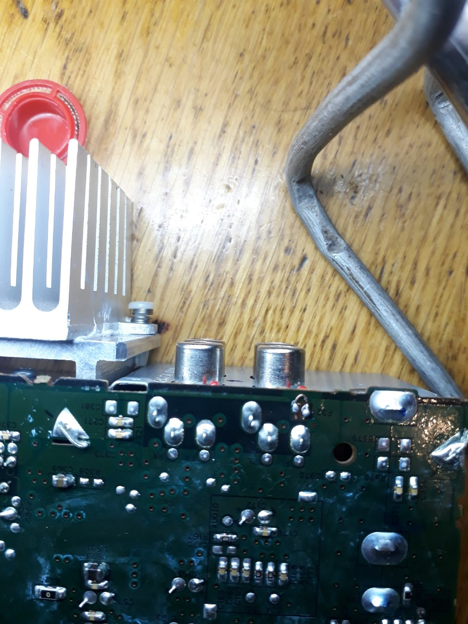 Не витягуйте тюльпани на працюючій магнітолі. Kenwood KMM-361SD 5