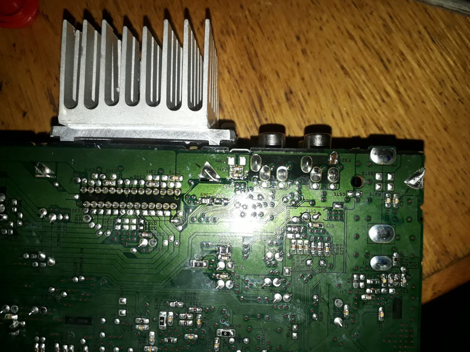 Не витягуйте тюльпани на працюючій магнітолі. Kenwood KMM-361SD 4