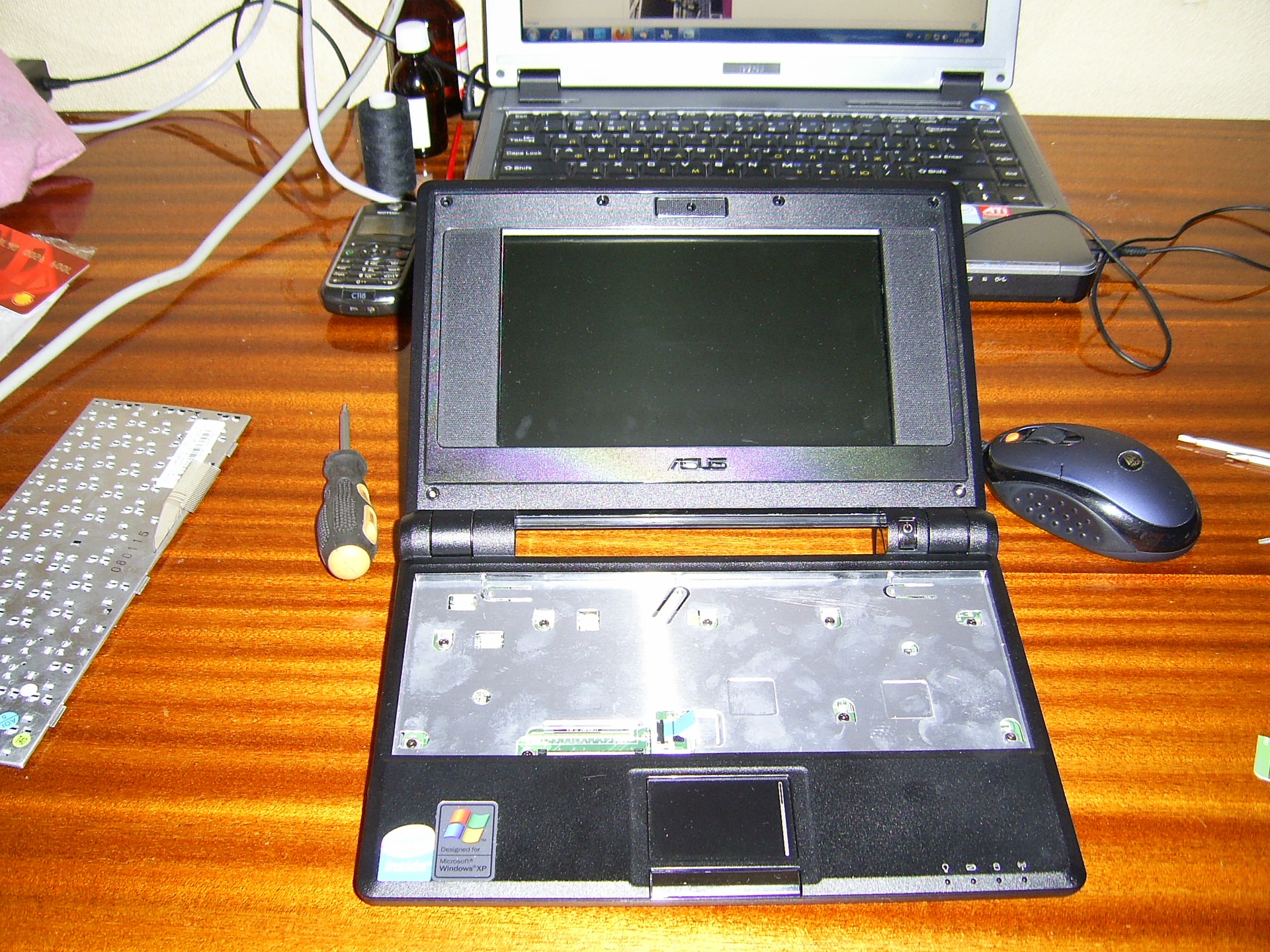 Почав встановлювати EEEPC у центральну консоль 1