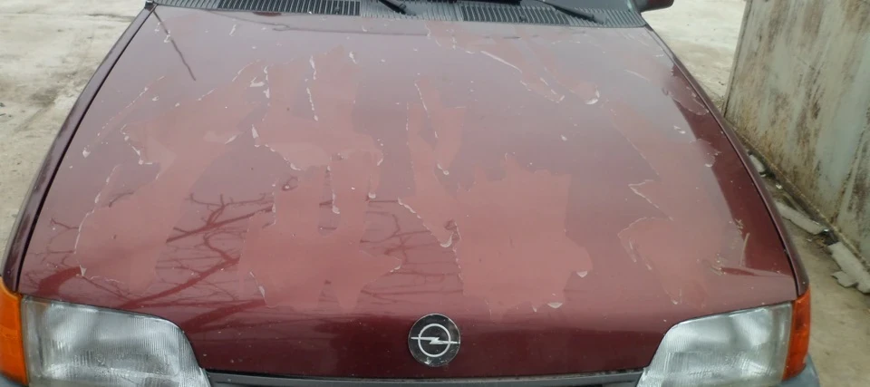 Ось яка кака з капотом сталася через рік після покупки авто.