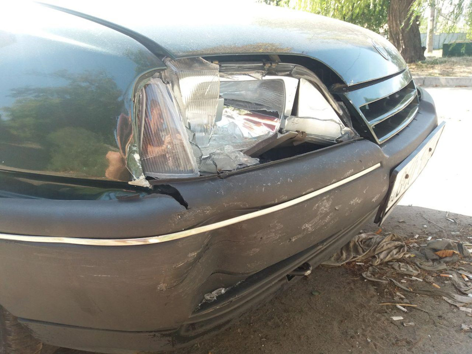Розбирачі, потрібна фара на Opel Omega A 90 р.в. 1