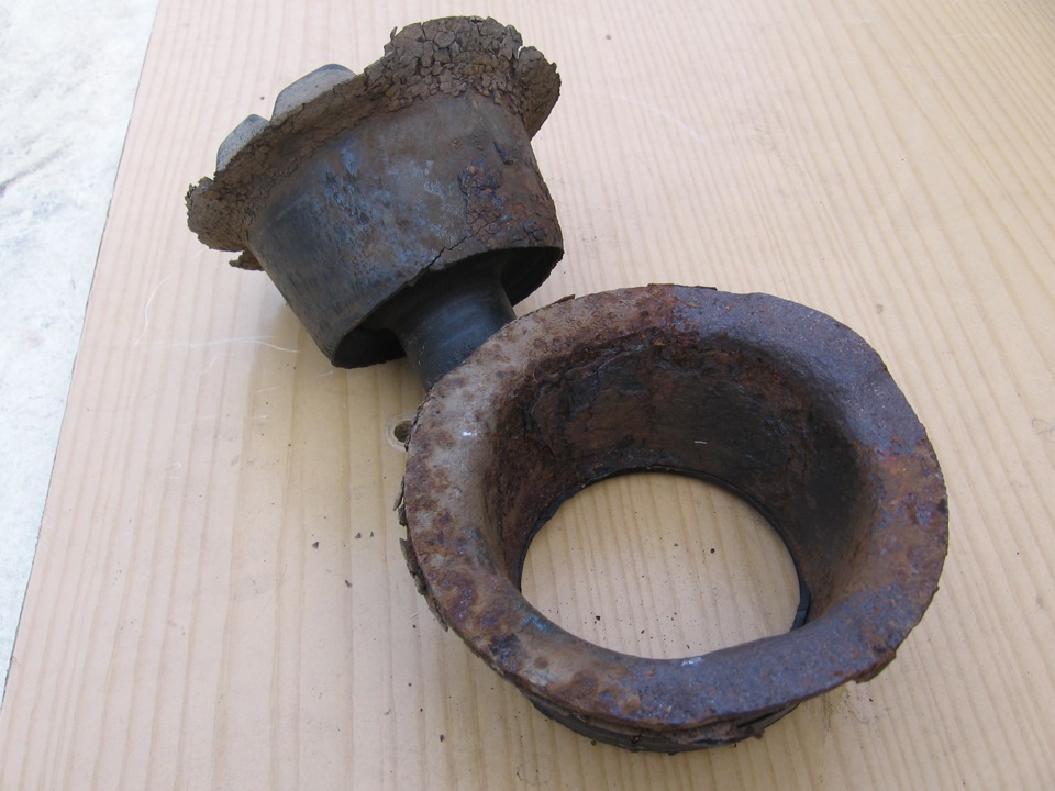 Подушки (сайлентблоки) задньої балки: роздвоєння. 2