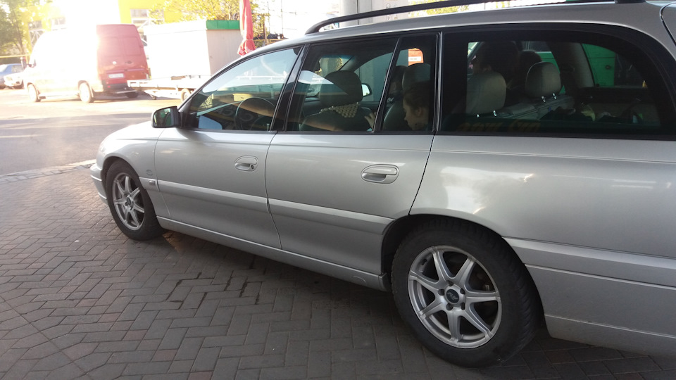 Заміна амортизаторів з підкачкою на Opel Omega b 1