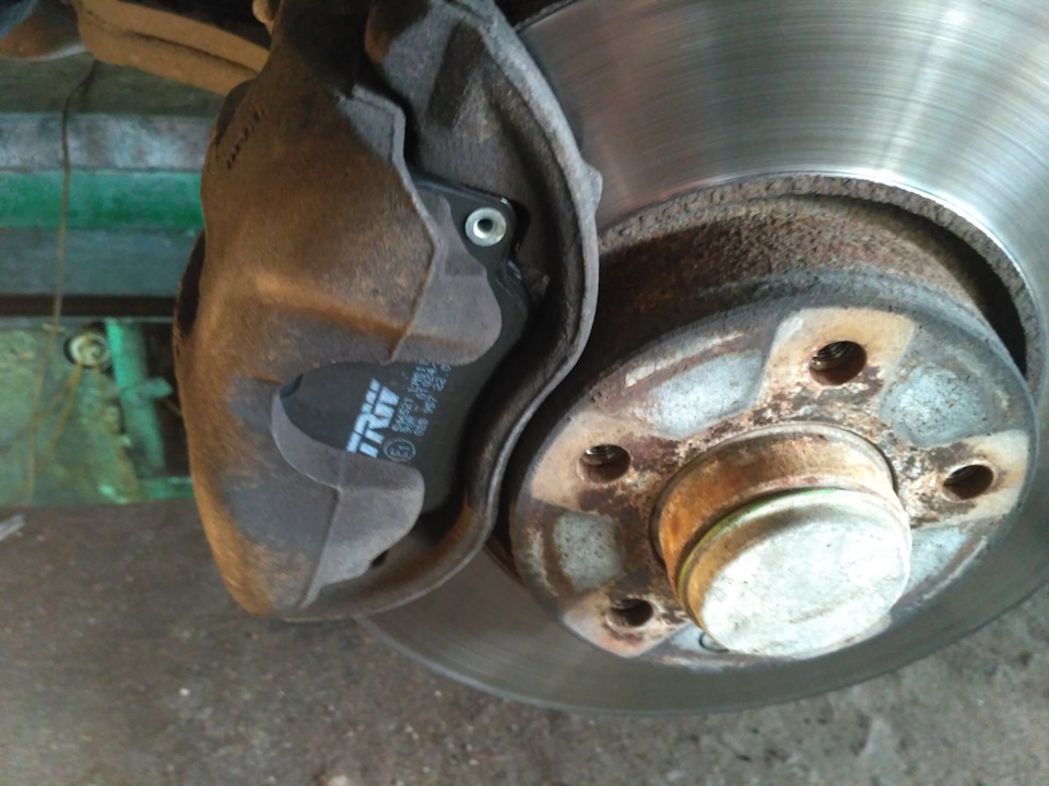 Заміна передніх гальмівних колодок. Brake pad opel omega b 1