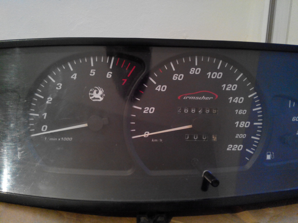 Панель на Opel Omega b с логотипом Vauxhall 2