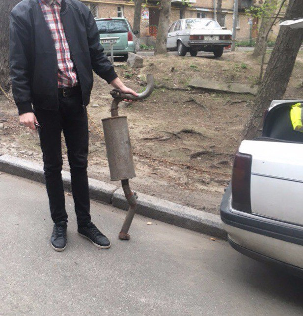 -__- Відвалився глушник. Знову відклеїлося заднє скло. 2