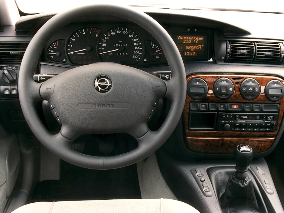 ЗНЯТТЯ ТА ВІДНОВЛЕННЯ КРІПЛЕННЯ ДВЕРНОЇ КАРТИ В OPEL OMEGA B