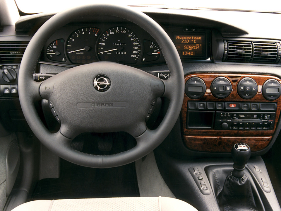 ЗНЯТТЯ ТА ВІДНОВЛЕННЯ КРІПЛЕННЯ ДВЕРНОЇ КАРТИ В OPEL OMEGA B 1