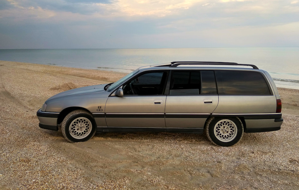 На узбережжі Азовського Моря Opel Omega #Supremo Wagon 2