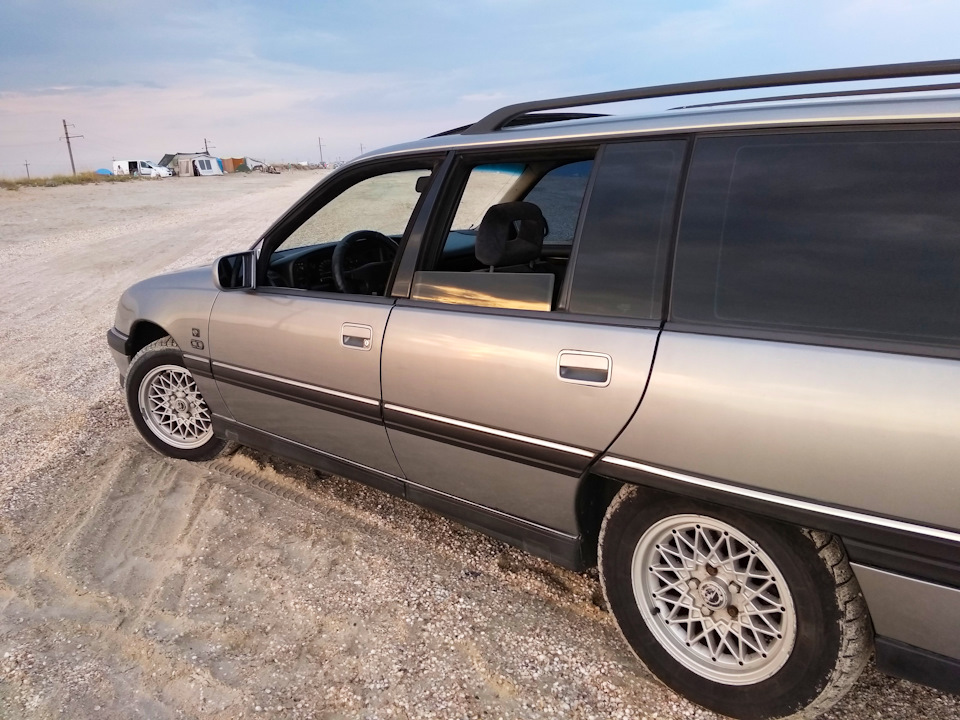На узбережжі Азовського Моря Opel Omega #Supremo Wagon 4