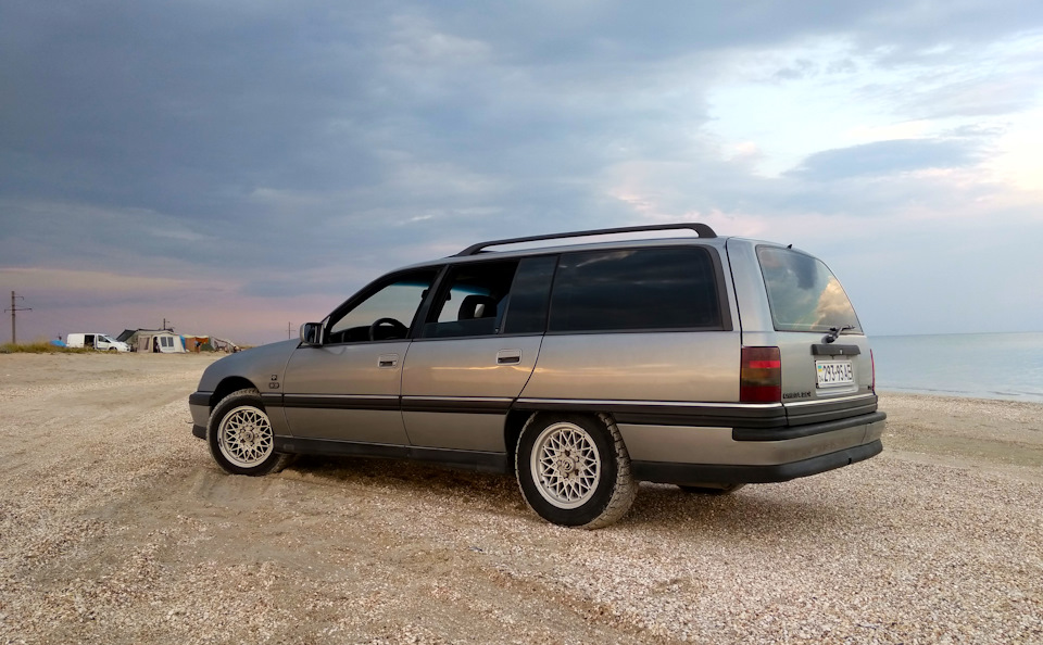 На узбережжі Азовського Моря Opel Omega #Supremo Wagon 3